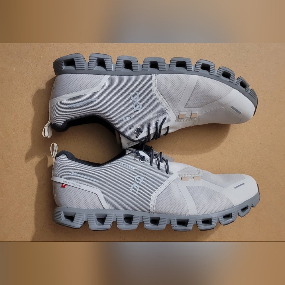 On running walking sneakers Cloud 5 waterproof women's size 9.5
